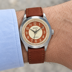 ARISTO Tacho-Uhr 7H167-AS-BR am Handgelenk mit hellblauem Hemd