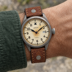ARISTO Flieger 43 Vintage brüniert 7H145 am Handgelenk mit waldgrünem Hemd