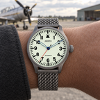 ARISTO Flieger 42 burnished Beo 7H185-M am Handgelenk vor einem Flugplatzmotiv